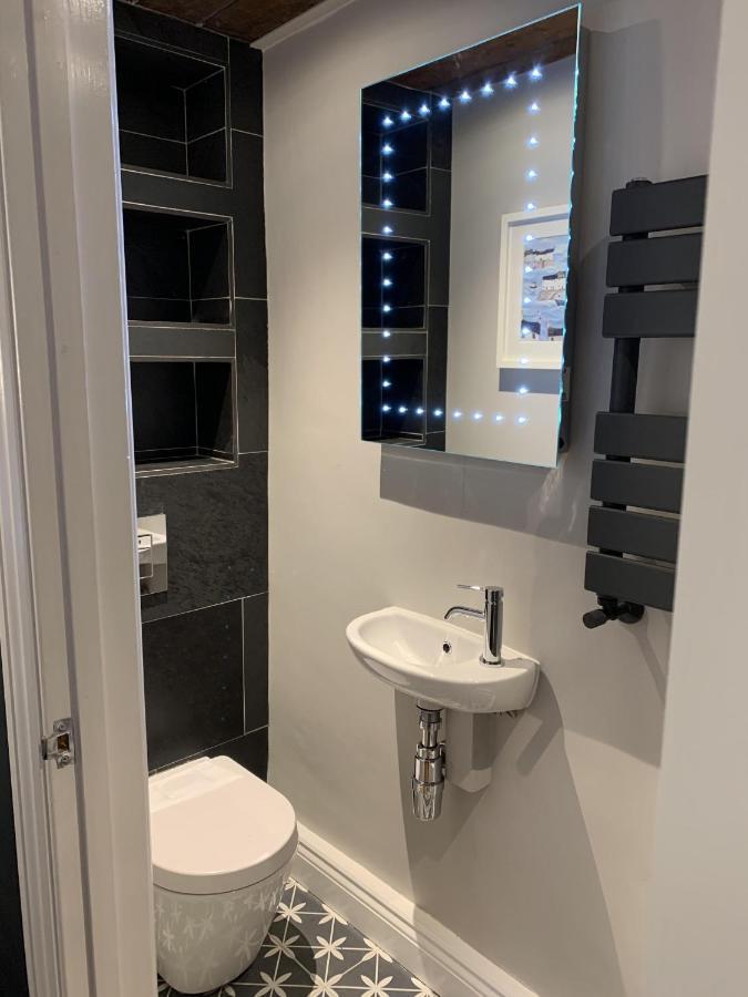 Min-Y-Fford Sleeps 6 Plus Pet Newport  Luaran gambar