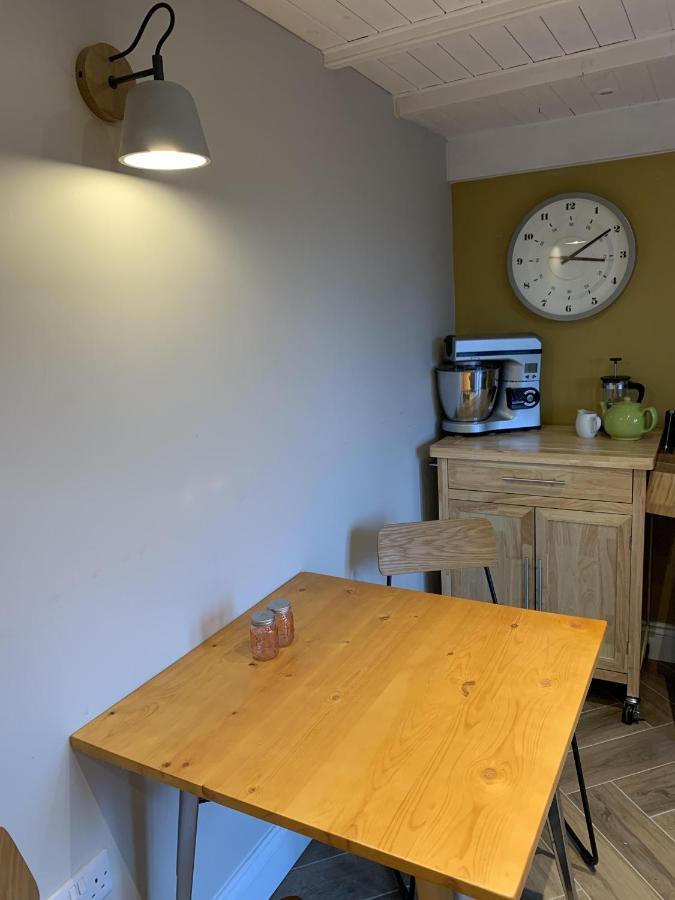 Min-Y-Fford Sleeps 6 Plus Pet Newport  Luaran gambar