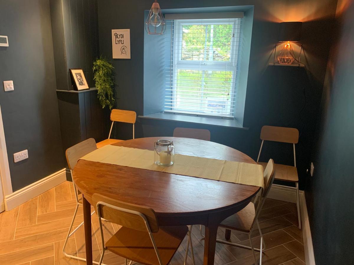 Min-Y-Fford Sleeps 6 Plus Pet Newport  Luaran gambar