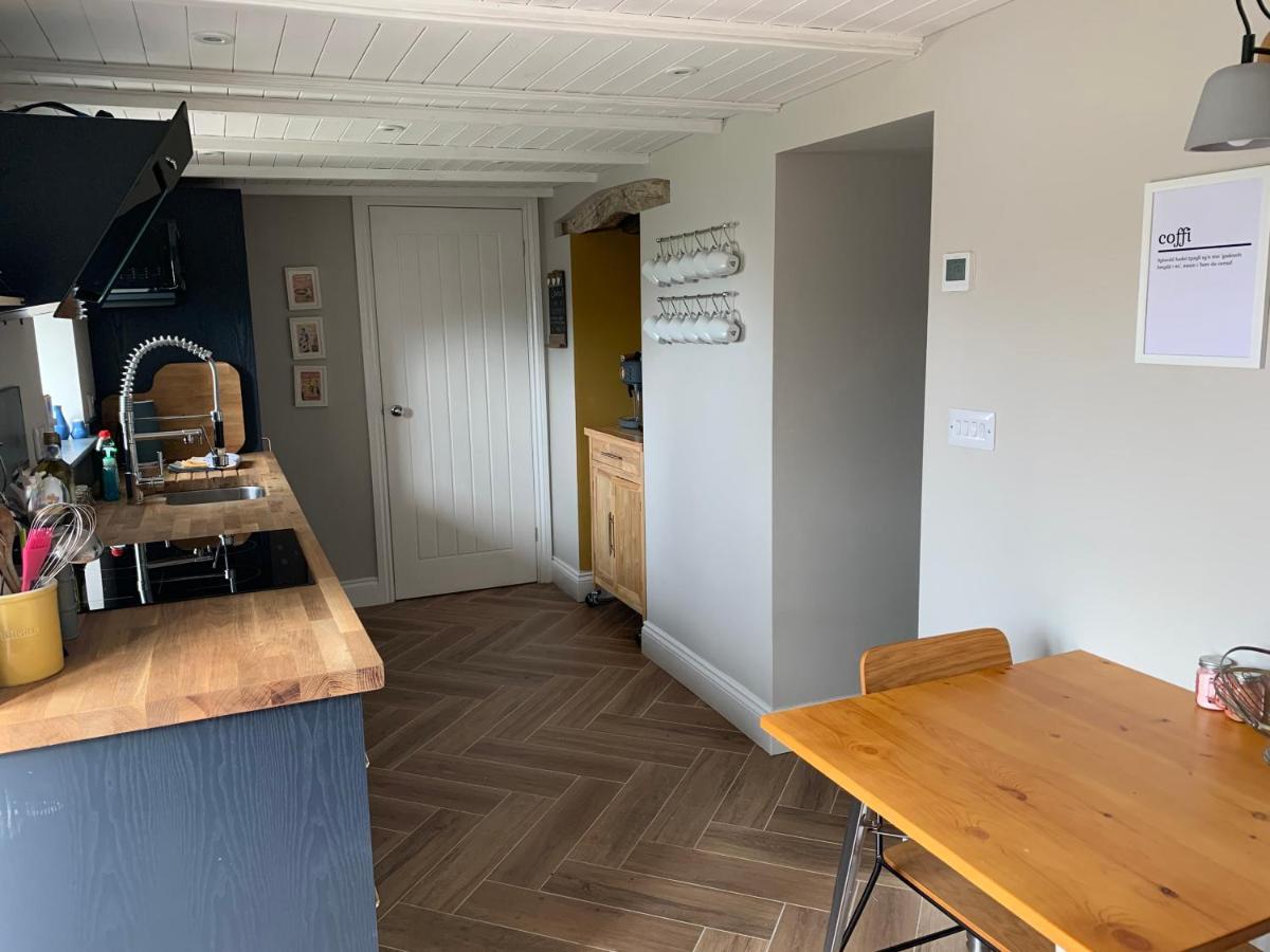 Min-Y-Fford Sleeps 6 Plus Pet Newport  Luaran gambar